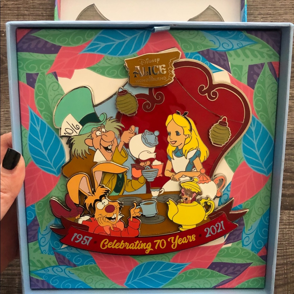 New Jumbo Pin Alice in wonderland Disney pin